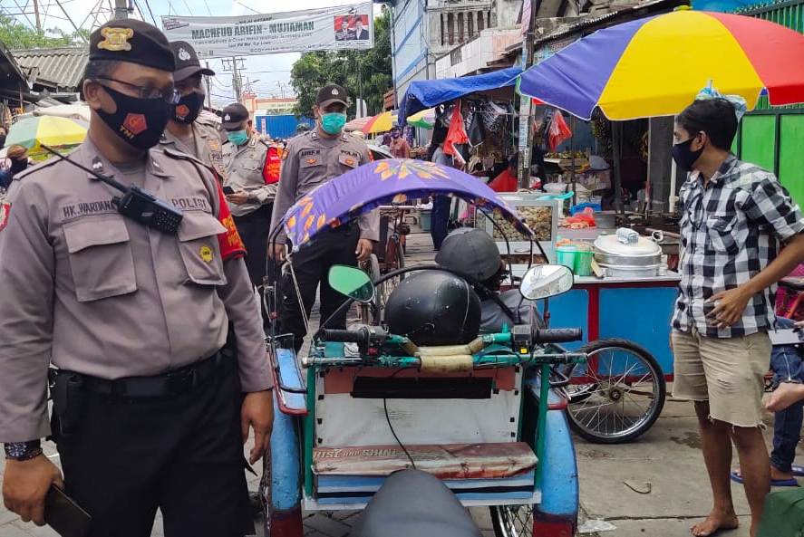 Polsek Krembangan Gelar Operasi Penertiban Masker Bersama Koramil di Pasar Kalianak
