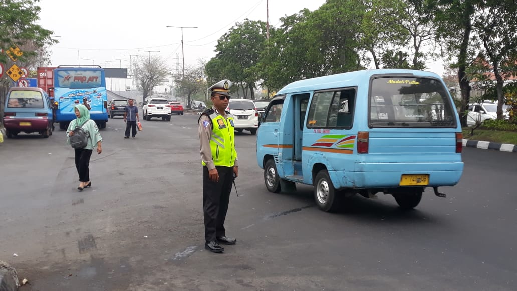 Beri Pelayanan Kepada Masyarakat, Polsek Asemrowo Laksanakan Pengaturan Pagi