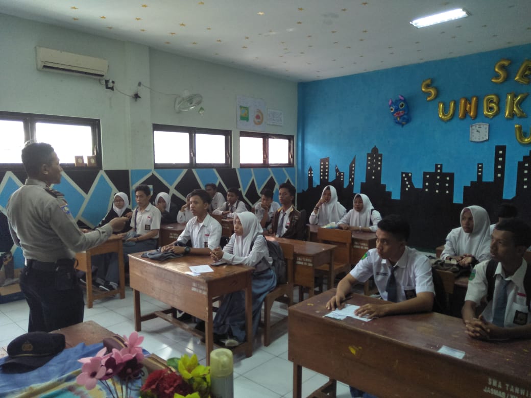 Polsek Asemrowo Sampaikan Pesan Anti Radikal Kepada Pelajar SMA Tanwir