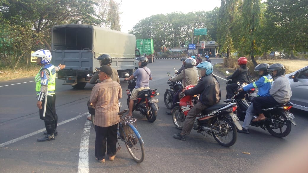 Satlantas Polres Tanjung Perak Atur Lalu Lintas Pagi Bantu Pekerja & Anak Sekolah