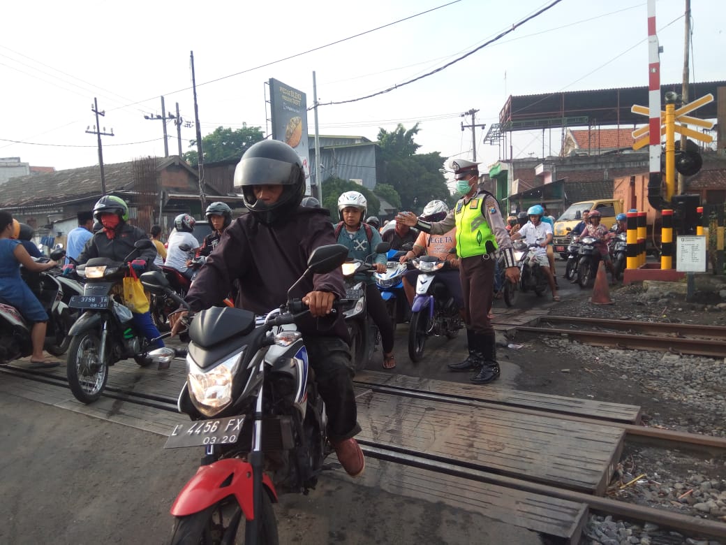 Polsek Asemrowo Atur Lalu Lintas Pagi di Jalan Tambak Mayor