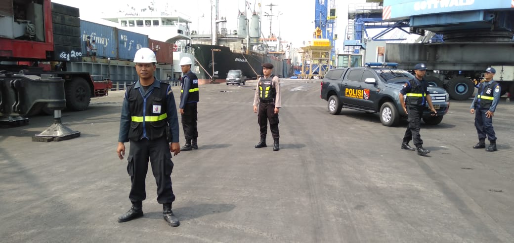 Satsabhara Polres Tanjung Perak Gelar Patroli Bersama Pelindo di Terminal Jamrud Selatan