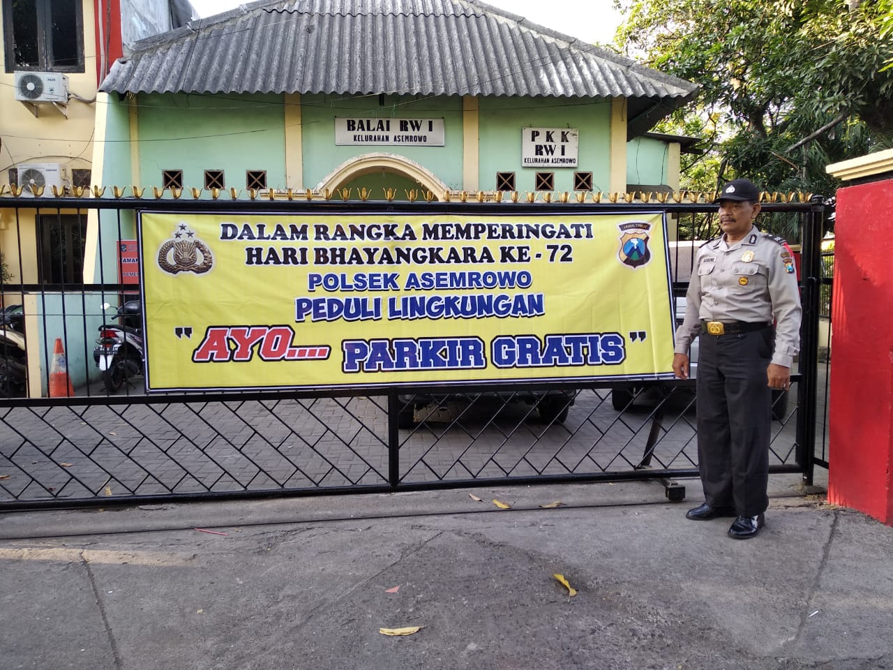 Polsek Asemrowo Buka Kesempatan Parkir Gratis Warga Yang Mau Mudik