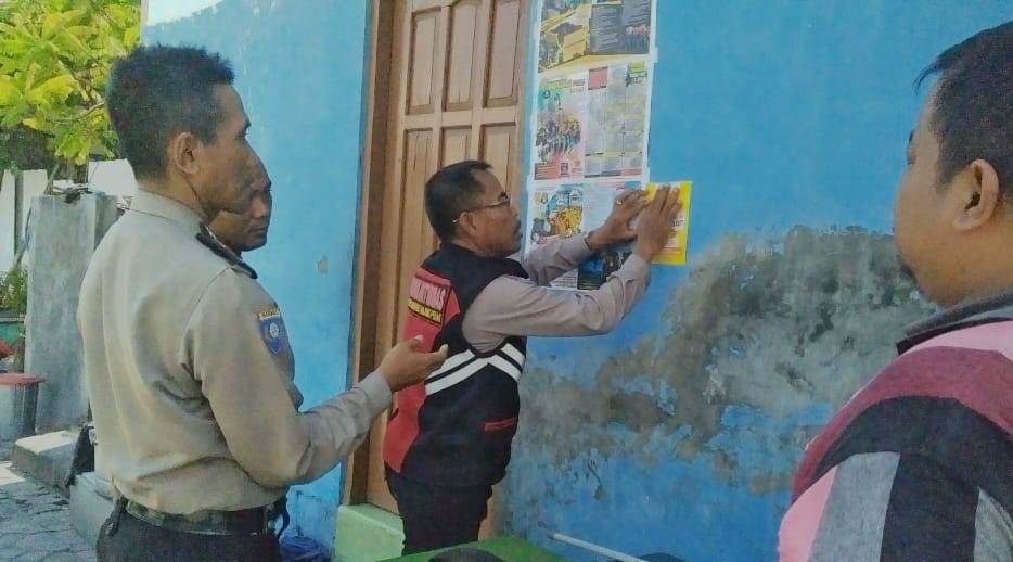 Babinkamtibmas Tambak Sarioso, Lakukan Pemangan Poster Pendaftaran Polri