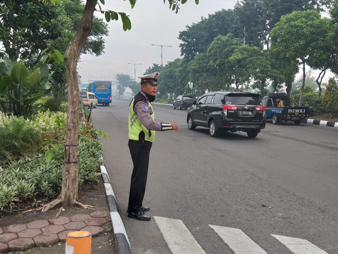 Urai Kepadatan Lalu Lintas, Polsek Asemrowo Lakukan Pengaturan Pagi