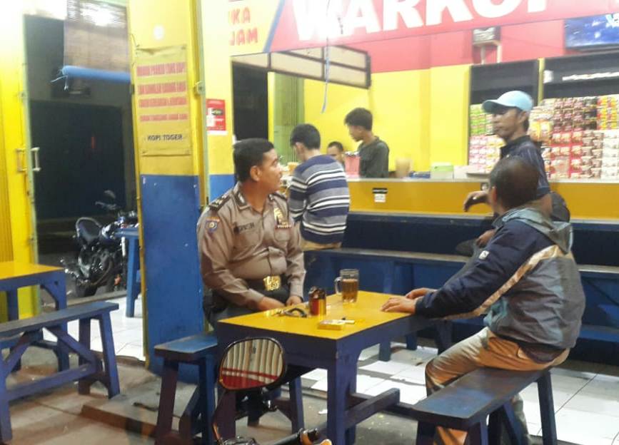 Babinkamtibmas Krembangan Utara Sampaikan Pesan Waspada 3C Ke Pengunjung Warkop