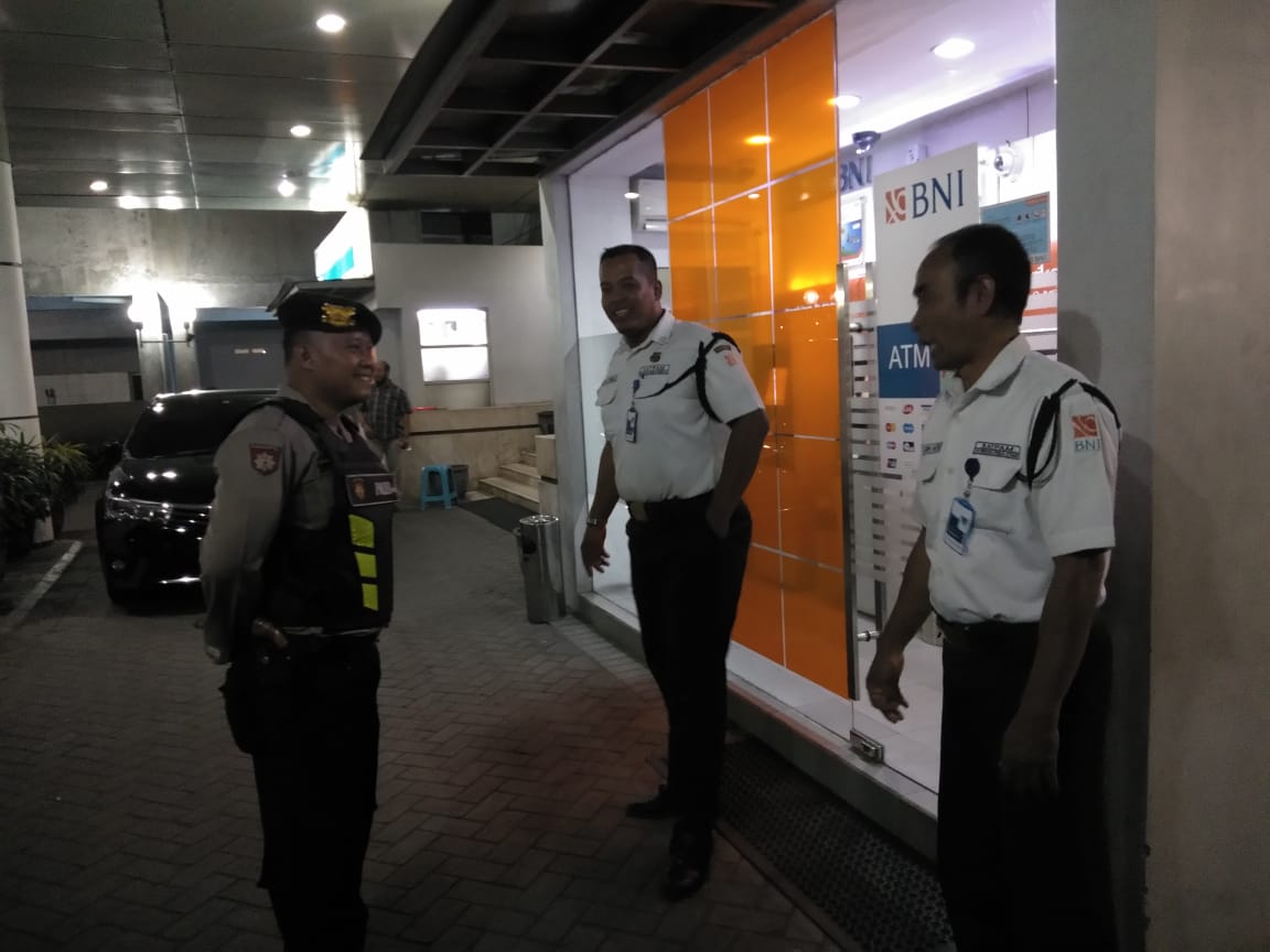 Satsabhara Polres Tanjung Perak Gelar Patroli Perbankan, Sampaikan Pesan Kamtibmas Ke Petugas Sekuriti