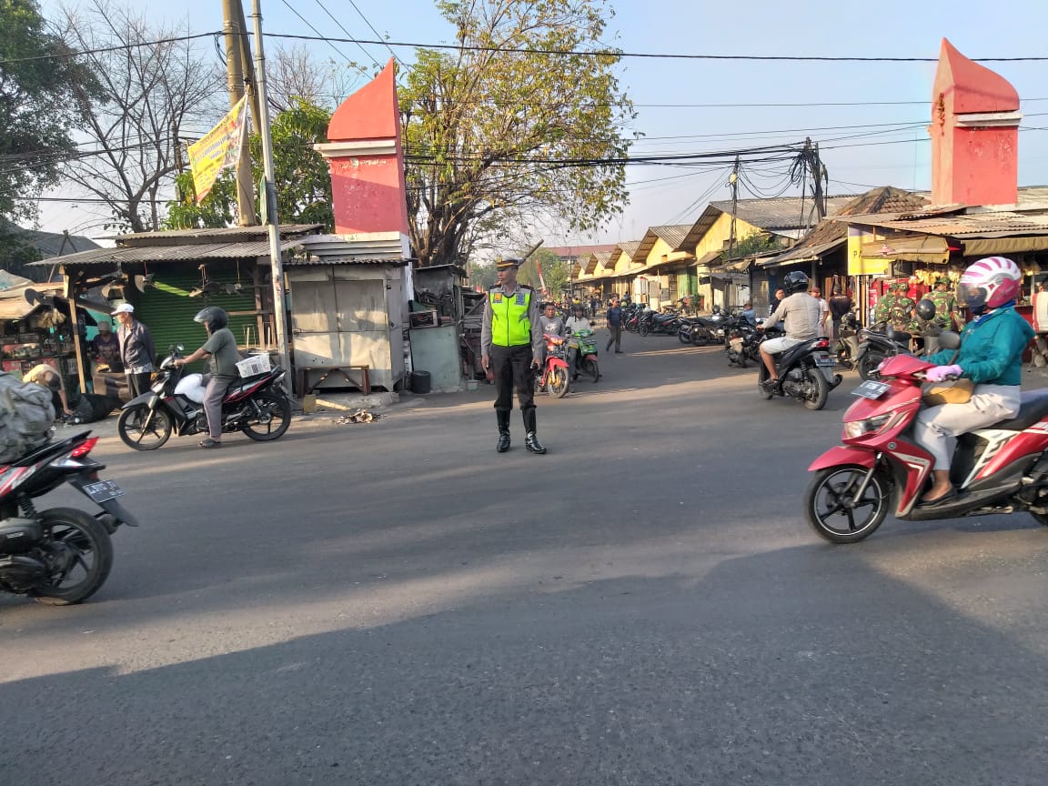 Polsek Asemrowo Lakukan Pengaturan Pagi Lancarkan Perjalanan Pekerja