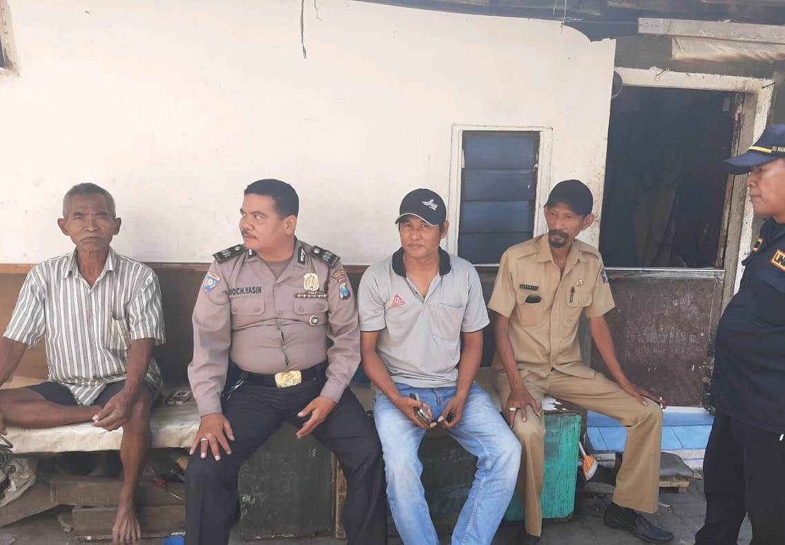 Babinkamtibmas Krembangan Utara Sosialisikan SPKT Door To Door Ke Warga Pesapen Pasar
