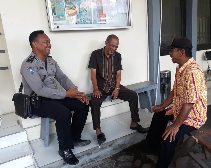 Sambang Warga Jalan Ikan Gurami, Babinkamtibmas Perak Barat Beri Penyuluhan Anti Radikalisme