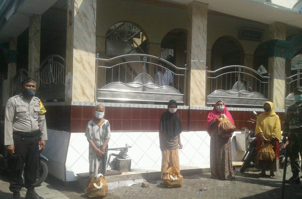 Babinkamtibmas Morokrembangan Bagikan Sembako Gratis Dari BPNT Untuk Ibu-Ibu