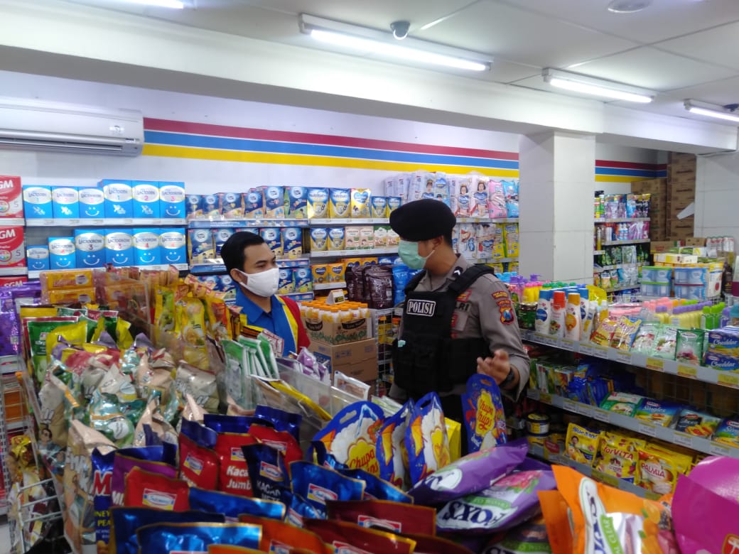 Satsabhara Polres Tanjung Perak Gelar Patroli di Mini Market, Antisipasi Aksi Vandalisme
