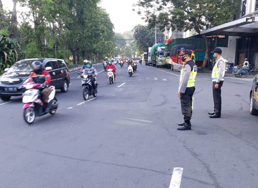 Beri Pelayanan Masyarakat, Polsek Pabean Cantikan Lakukan Pengaturan Pagi