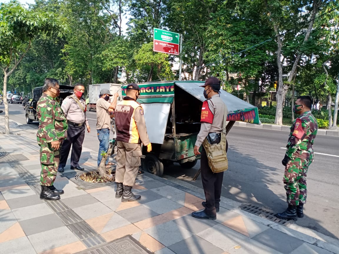 Babinkamtibmas Polsek Pabean Cantikan Kawal Penertiban PKL