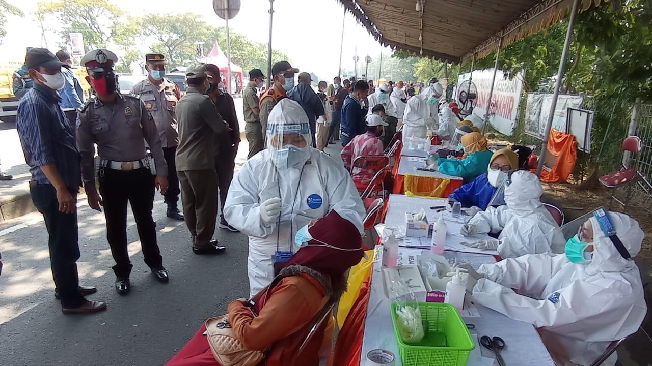 Kapolres Tanjung Perak Pastikan Penyekatan & Swab Tetap Dilaksanakan di Akses Tol Suramadu Sampai Perintah Penghentian