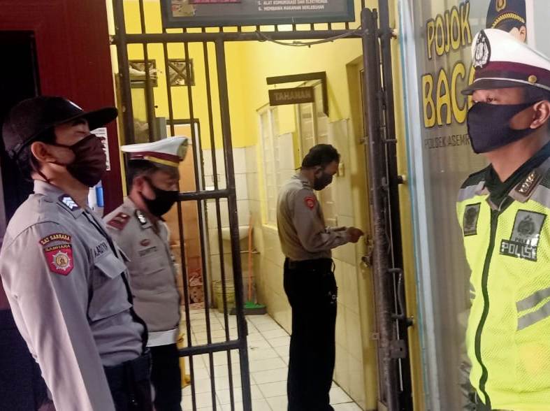 Antisipasi Tahanan Sakit, Polsek Asemrowo Lakukan Pengecekan Rutin
