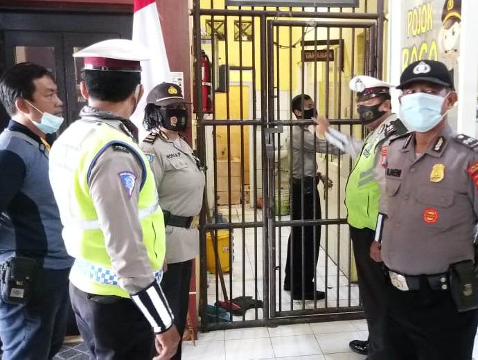 Antisipasi Tahanan Sakit, Polsek Asemrowo Lakukan Pengecekan Setiap Pagi & Malam