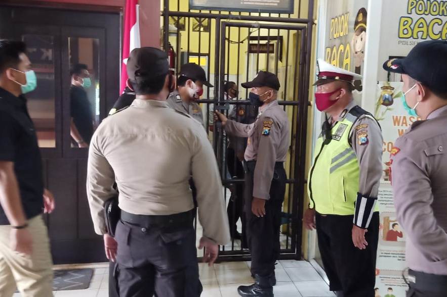 Polsek Asemrowo Lakukan Pengecekan Rutin Ruang Tahanan, Cegah Penyelundupan Barang Terlarang