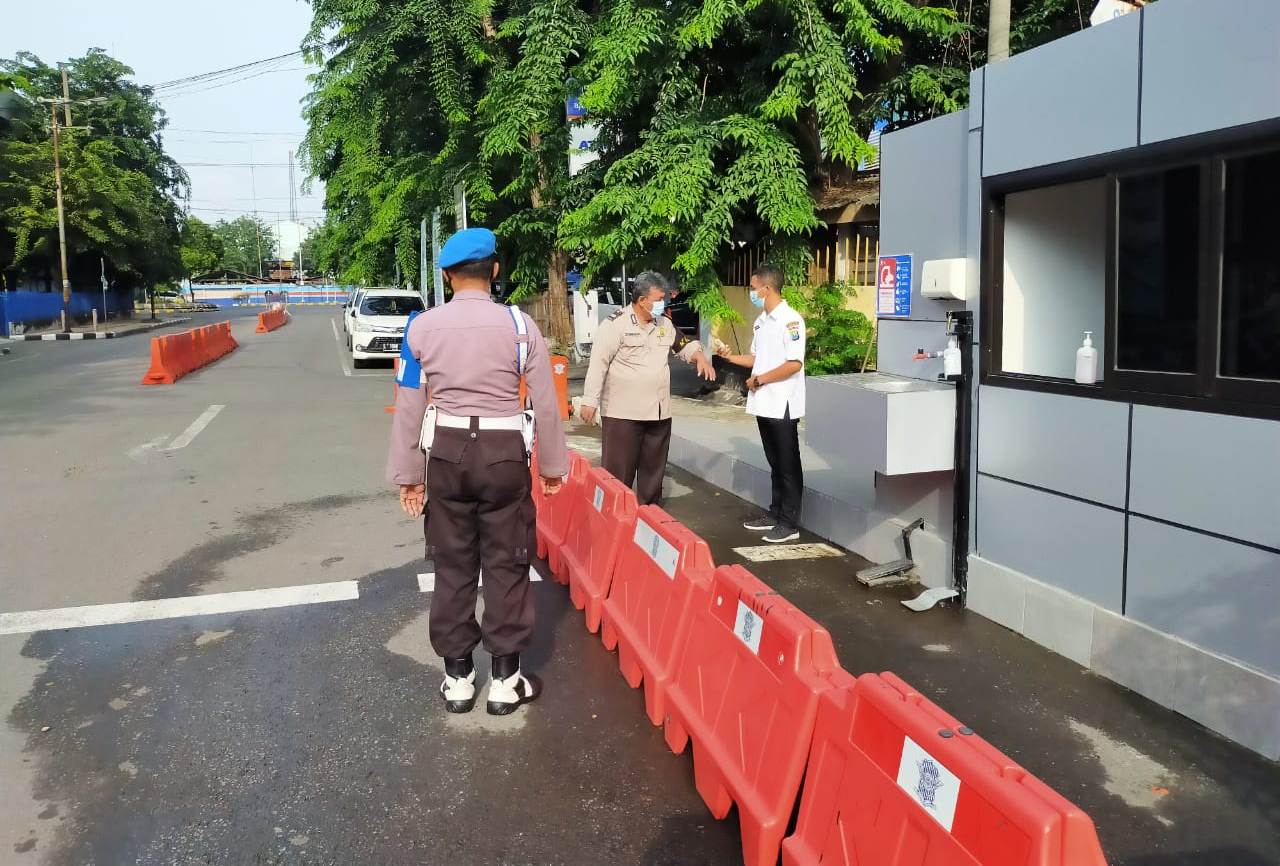 Urkes Polres Tanjung Perak Lakukan Cek Suhu Badan