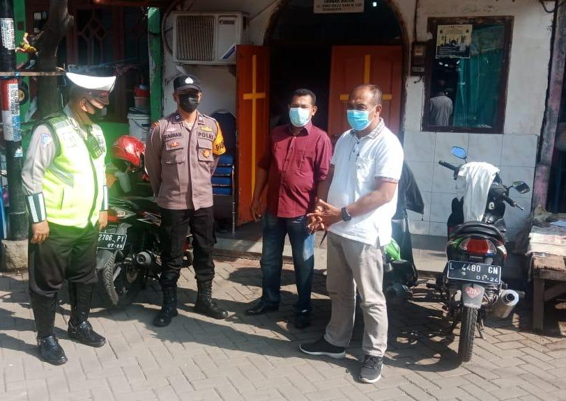 Polsek Asemrowo Lakukan Pengamanan Kebaktian Minggu di Dua Gereja