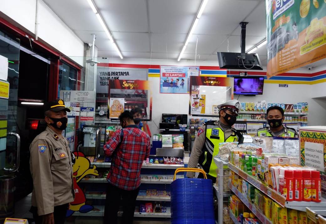 Polsek Semampir Gelar Patroli Malam di Mini Market, Sampaikan Pesan Keamanan
