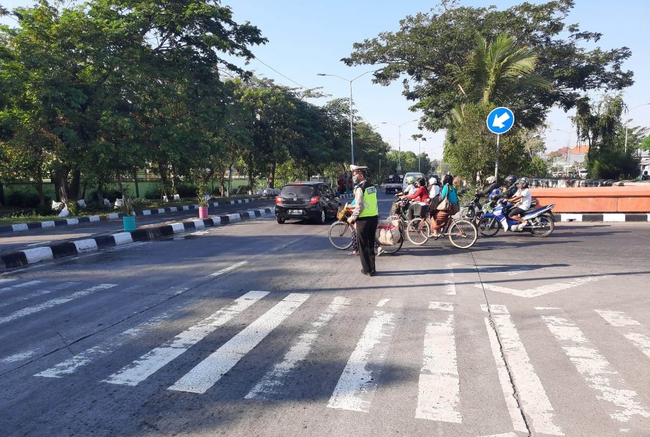 Polsek Kenjeran Gelar Pengaturan Rutin di Pagi Hari, Bantu Keberangkatan Pekerja