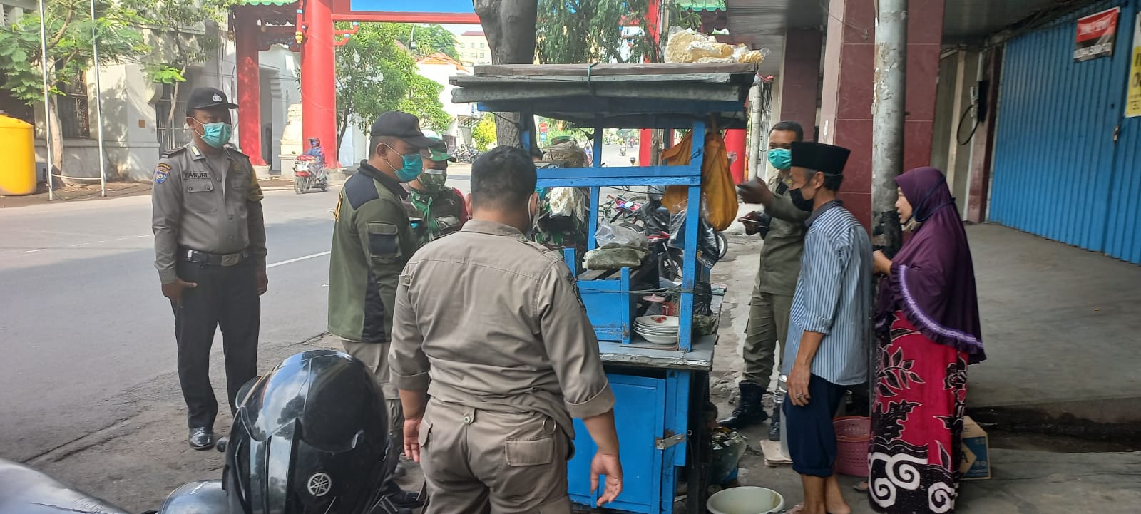 Polsek Pabean Cantikan Kawal Penertiban PKL Oleh Petugas Satpol PP di Jalan Kembang Jepun