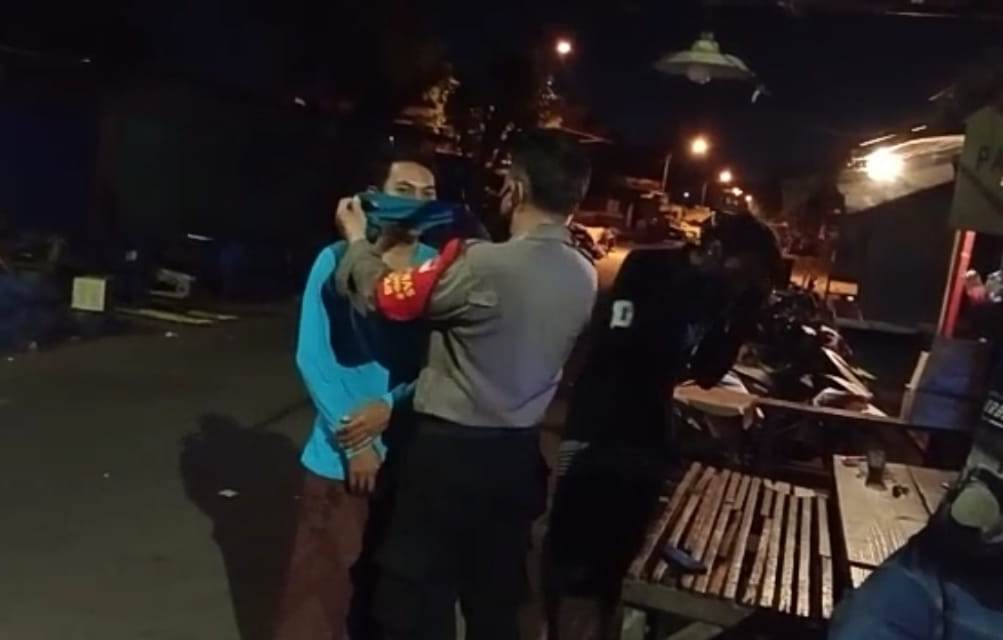 Polsek Asemrowo Lakukan Operasi Penertiban Masker Bersama Koramil & Satpol PP di Warkop