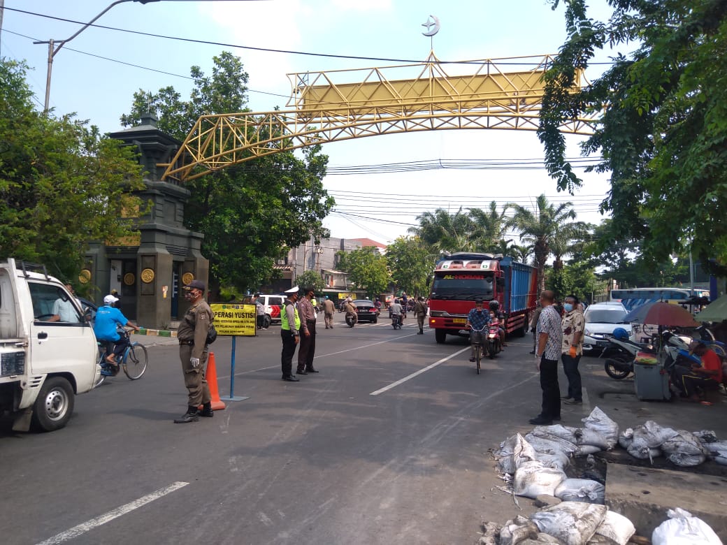 Polsek Semampir Lakukan Operasi Penertiban Masker di Jalan KH Mas Mansyur