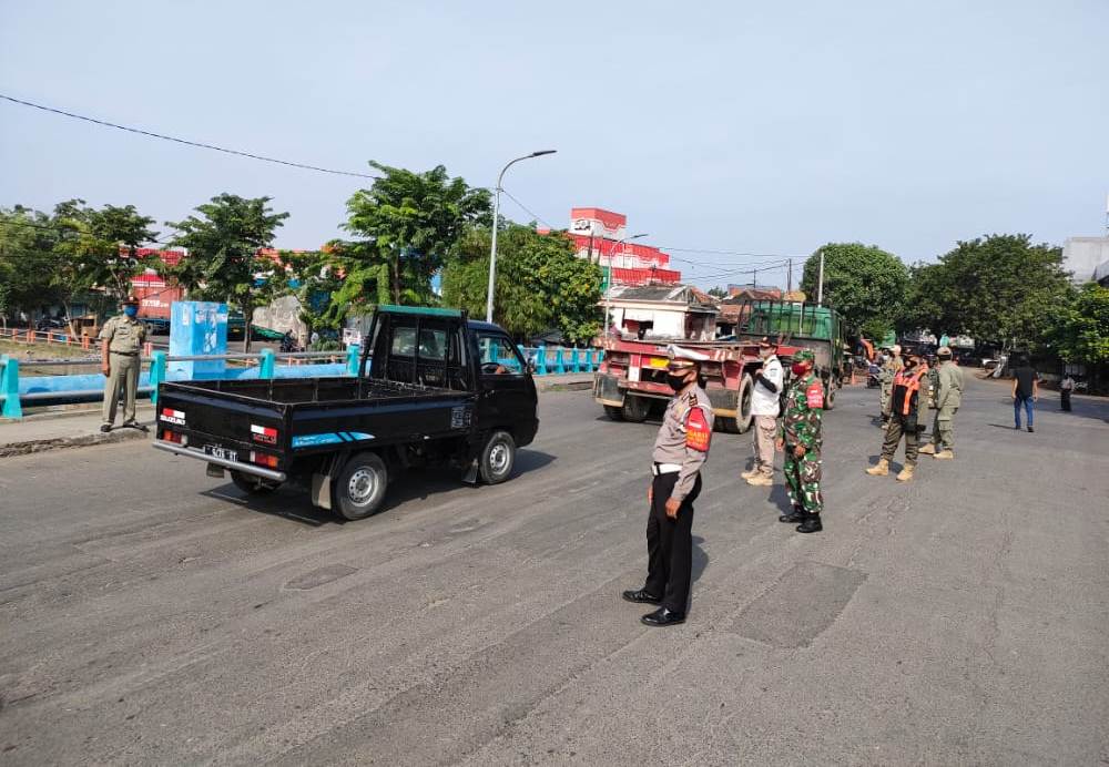 Polsek Pabean Cantikan Bersama Instansi Samping Gelar Operasi Masker di Jalan Kalimas Barat
