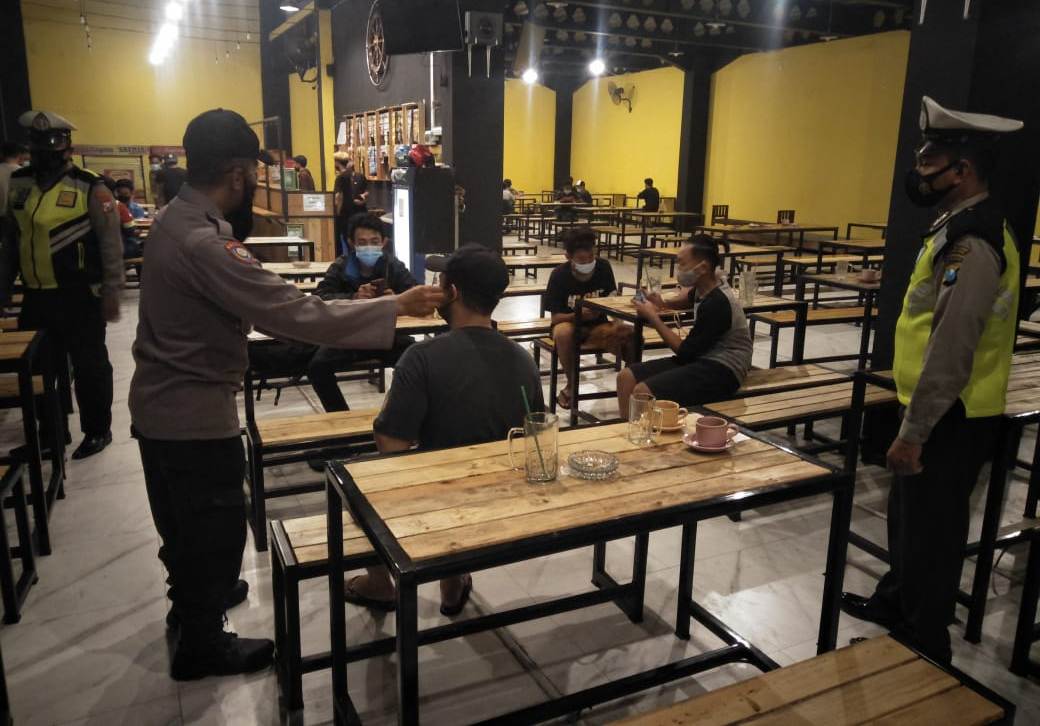 Polsek Krembangan Gelar Operasi Pemberlakuan Jam Malam, Sasar Warkop-Warkop Untuk Cegah Kerumunan
