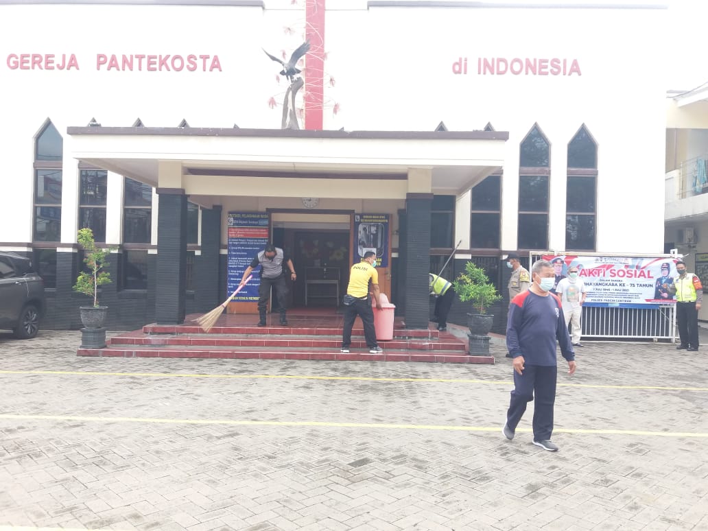 Peringati Hari Bhayangkara Ke 75, Polsek Pabean Cantikan Gelar Kerja Bakti Bersih-Bersih Gereja & Bagikan Nasi Bungkus