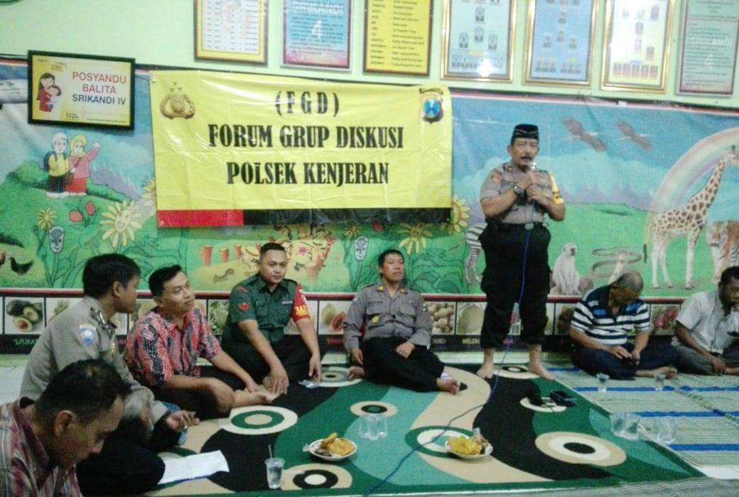 Kapolsek Kenjeran Sosialisasi SPKT Door To Door Dalam Acara Cangkrukan Bersama Warga Tambak Wedi