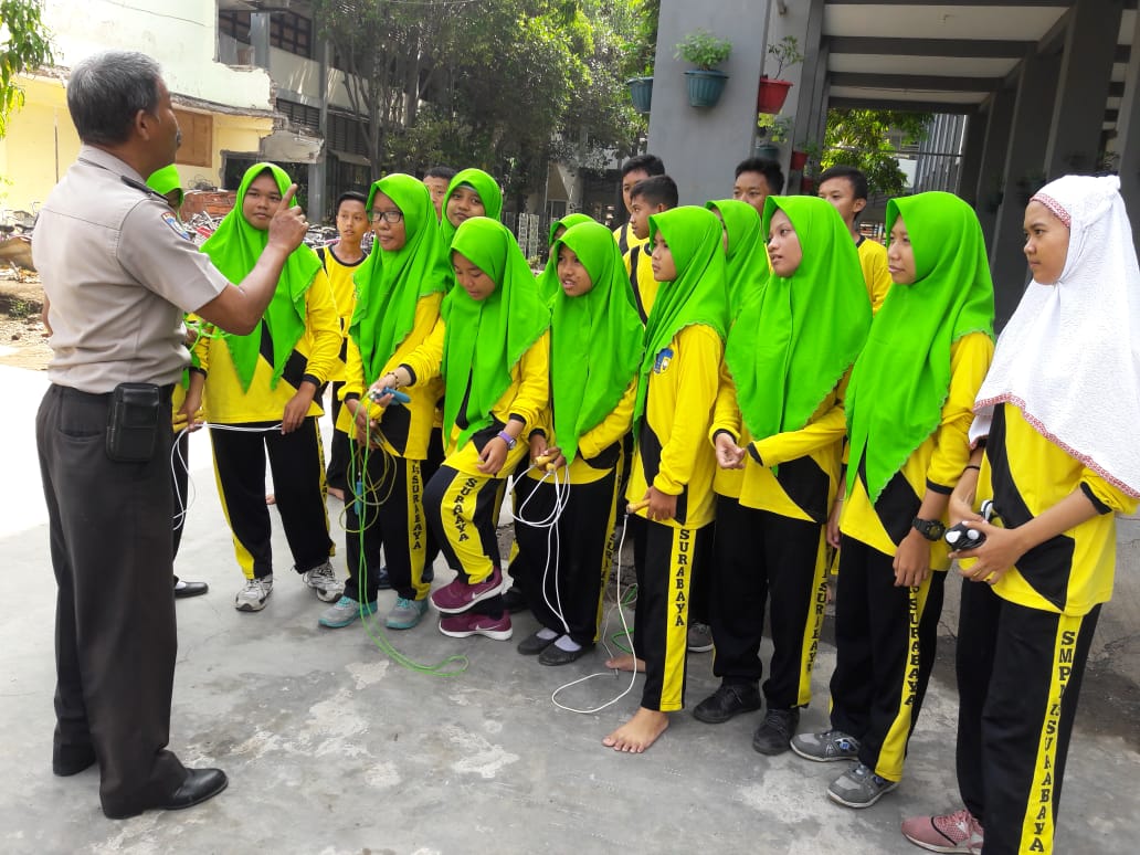 Babinkamtibmas Kenjeran Titip Pesan Positif di Program Rabu Narsis