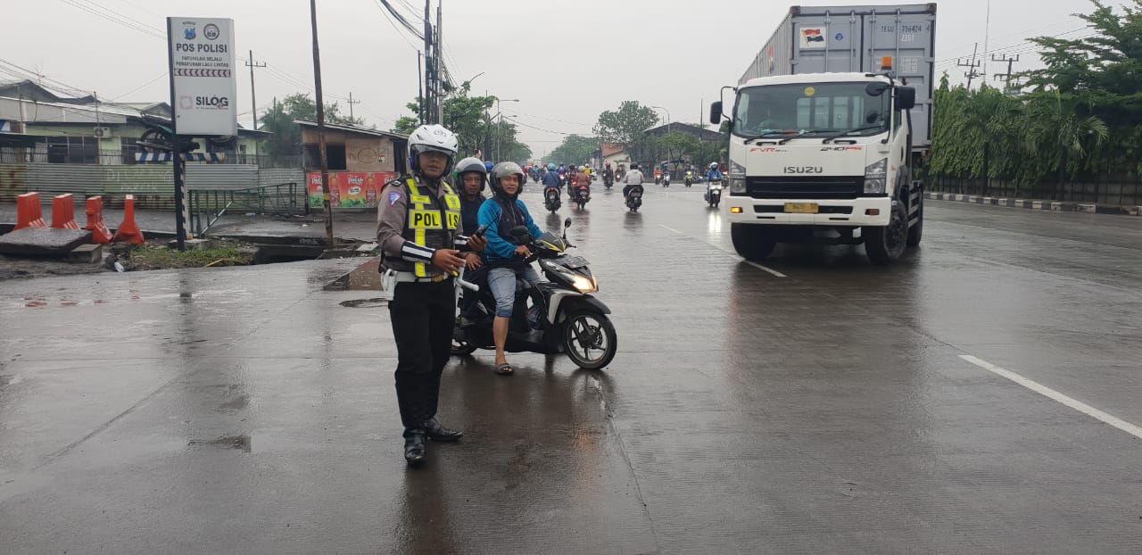 Satlantas Polres Tanjung Perak Atur Lalu Lintas Pagi di tengah Gerimis