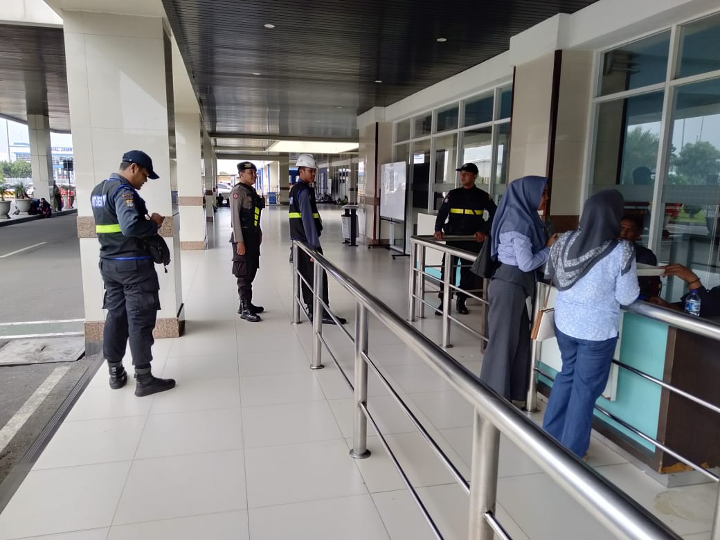 Satsabhara Polres Tanjung Perak Patroli Pelabuhan GSN, Sampaikan Pesan Waspada Gendam