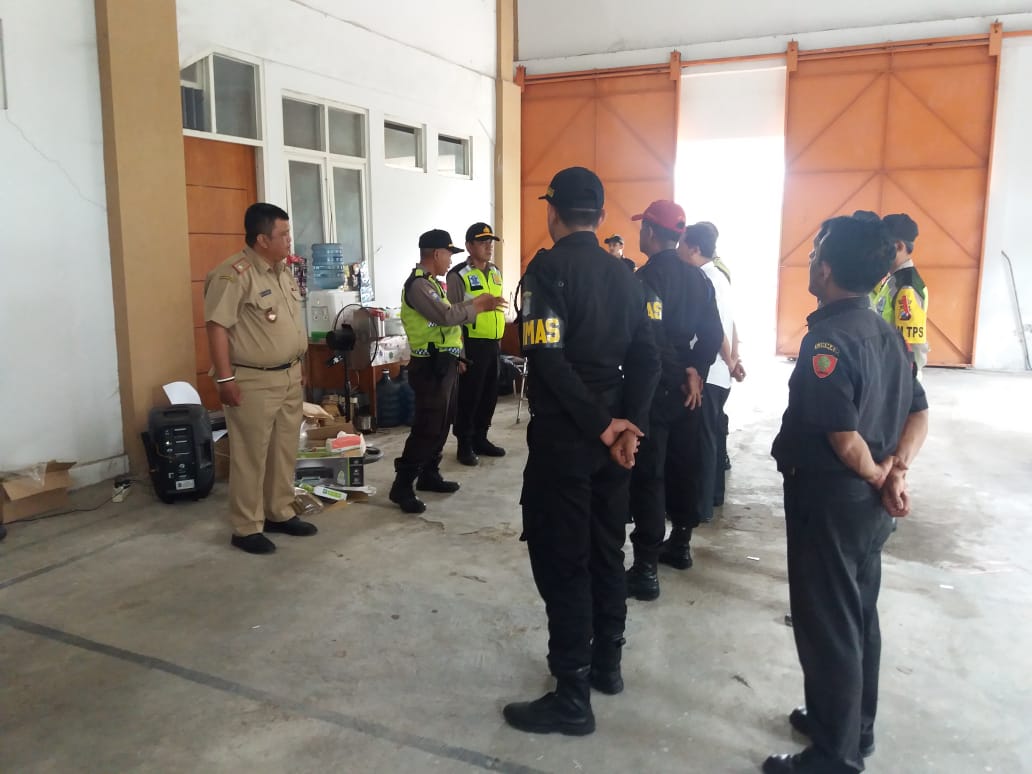 Babinkamtibmas Genting Kalianak Beri Pengarahan PAM Logistik Pemilu Ke Anggota Linmas