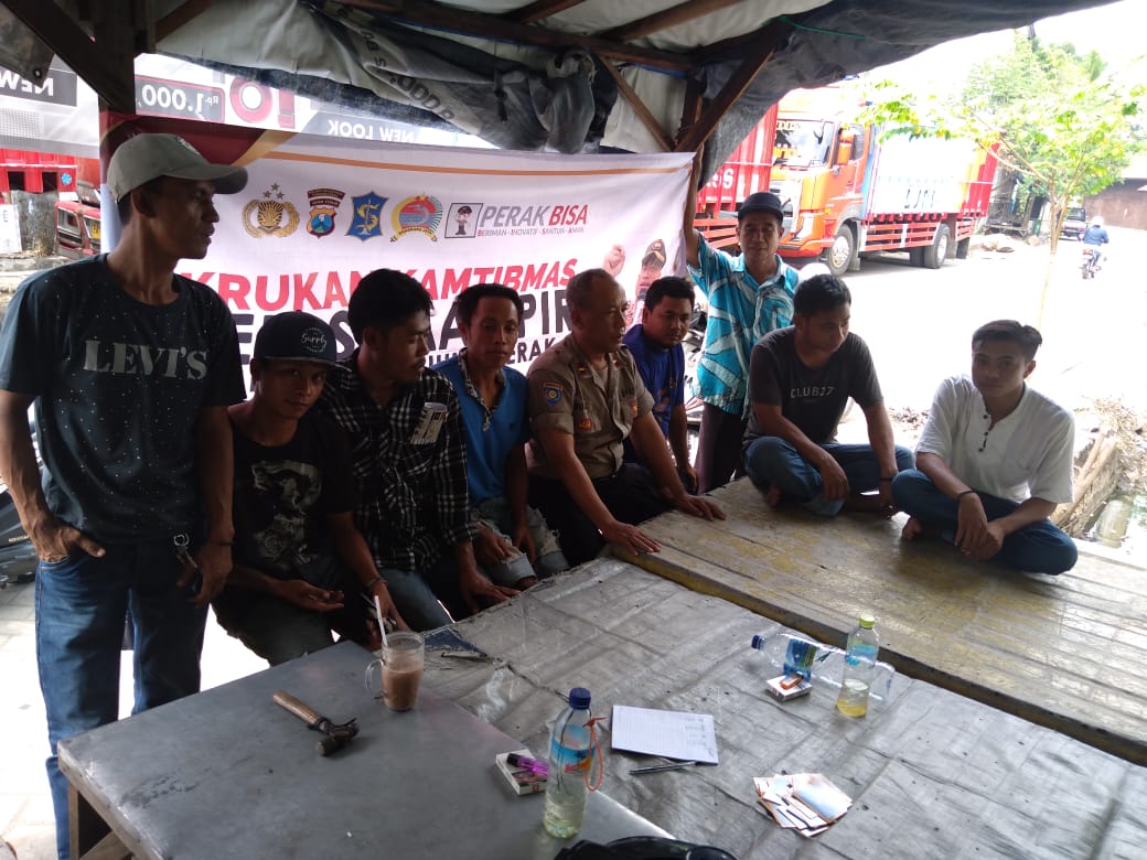 Panit Binmas Polsek Semampir Gelar Cangkrukan Bersama Warga Sawah Pulo