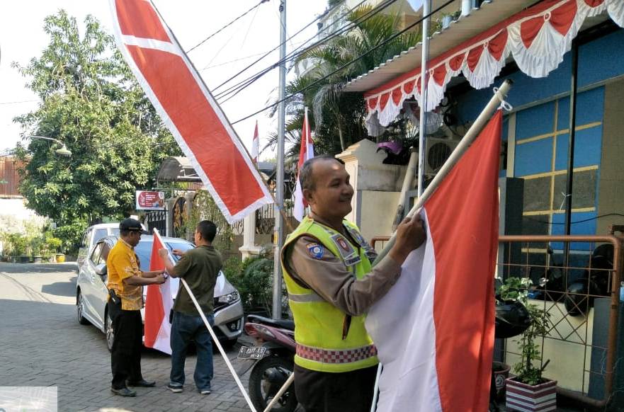 Babinkamtibmas Nyamplungan Bantu Kegiatan Pemasangan Bendera