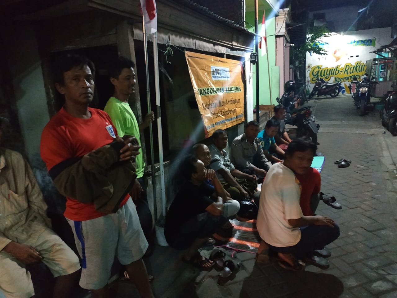 Babinkamtibmas Morokrembangan Sosialisasikan SPKT Door To Door Ke Warga Tambak Asri
