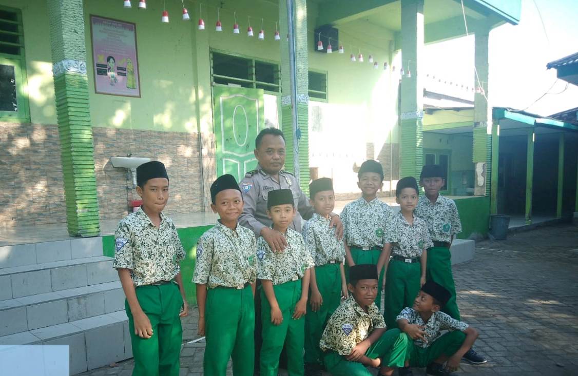 Babinkamtibmas Kedung Cowek Sambang MI Darut Tauhid Dalam Rangka Rabu Narsis