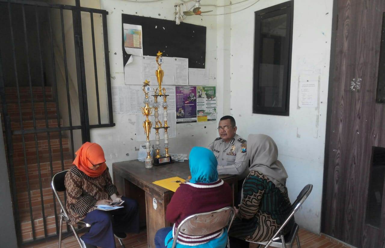 Babinkamtibmas Pegirian Sosialisasi SPKT Door To Door di Kantor Kelurahan