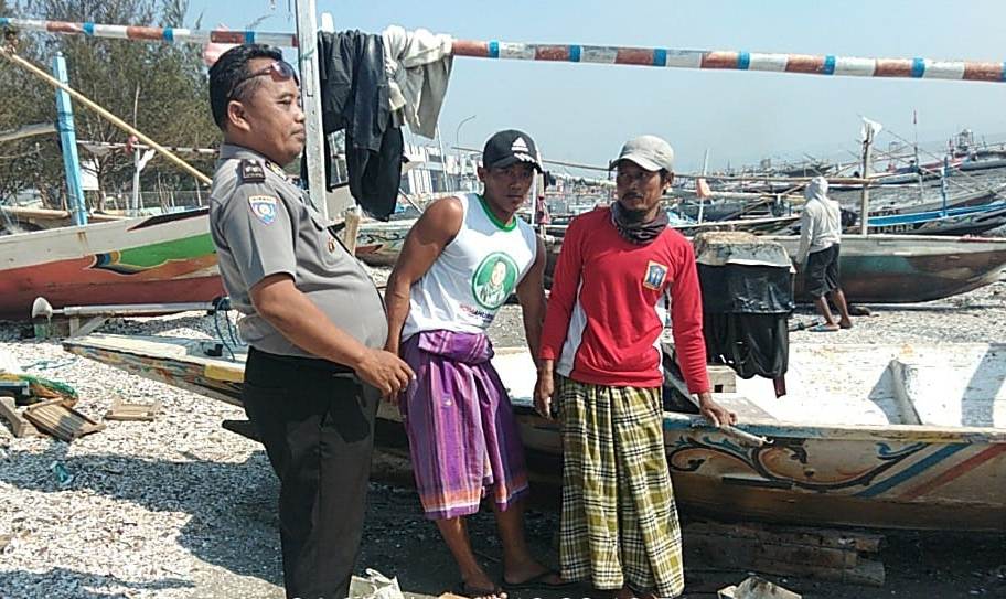 Babinkamtibmas Kedung Cowek Sampaikan Pesan Keselamatan Kepada Nelayan