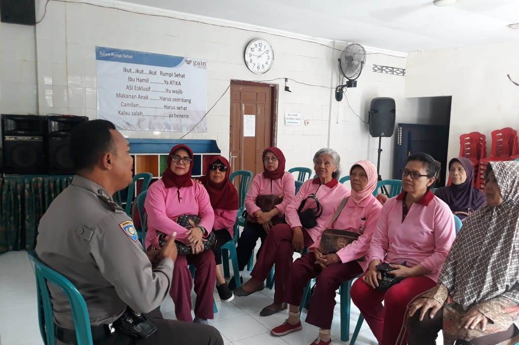 Babinkamtibmas Perak Barat Sambang Ibu-Ibu PKK, Titip Pesan Jaga Kerukunan & Anti Hoax