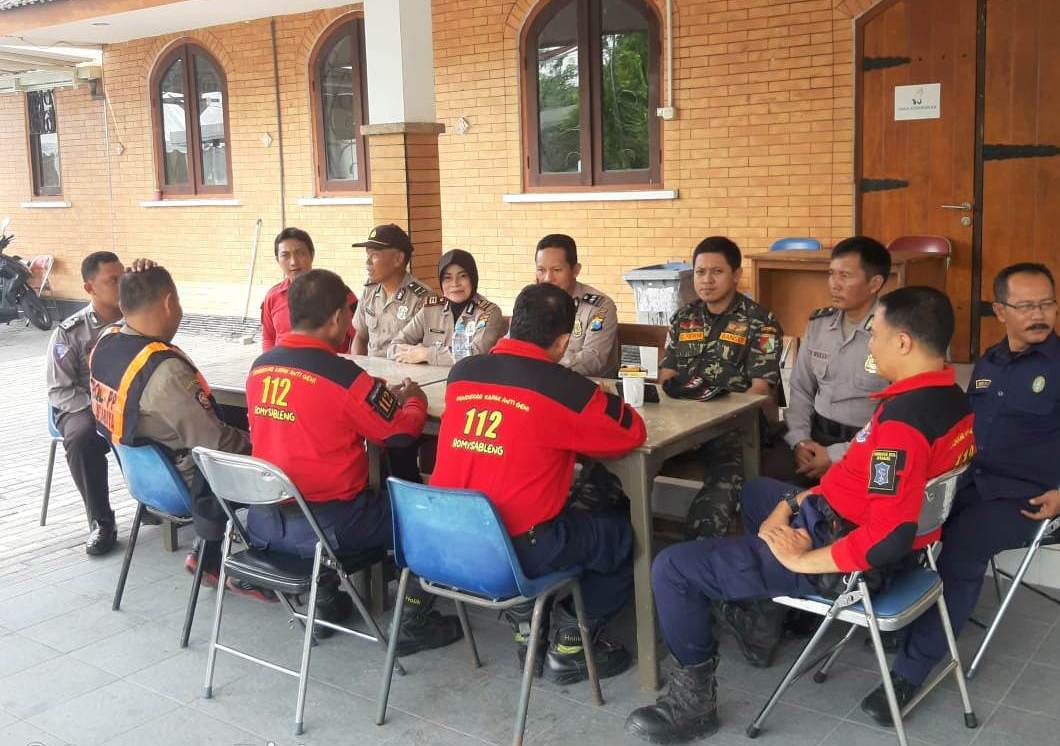 Wakapolsek Kenjeran Sampaikan Pesan Waspada Aksi Teror Pada Petugas Pospam Natal & Tahun  Baru