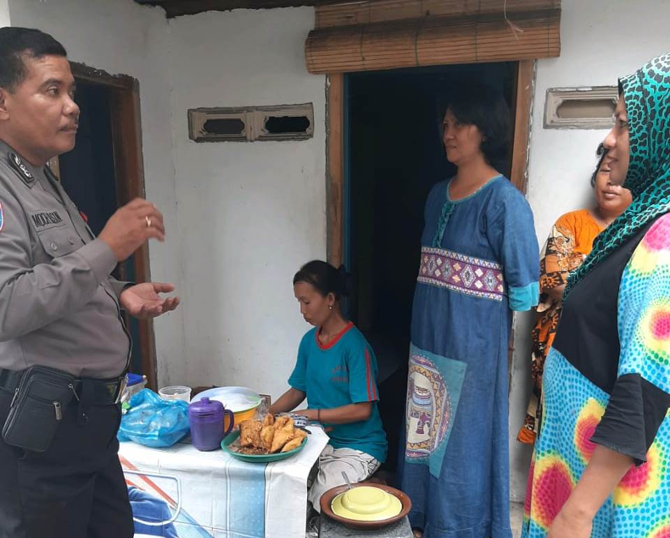 Babinkamtibmas Krembangan Utara Sambang Ibu-Ibu Warga Pesapen Pasar Sampaikan Jaga Kerukunan