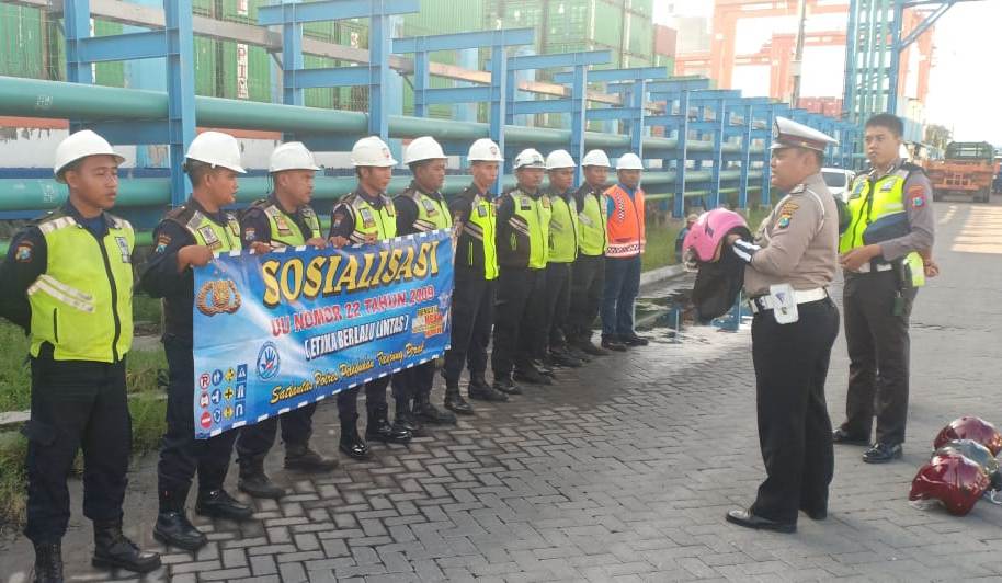 Unit Dikyasa Satlantas Polres Tanjung Perak Sosialisasi Tertib Lalu Lintas Ke Sekuriti Pelabuhan