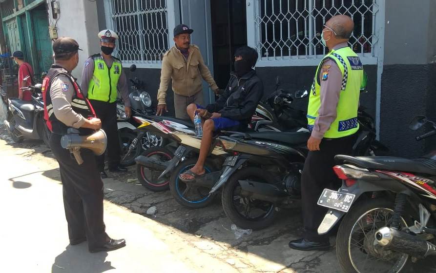 Babinkamtibmas Perak Utara Sosialisasikan Pencegahan Penyebaran Virus Corona Ke Petugas Parkir