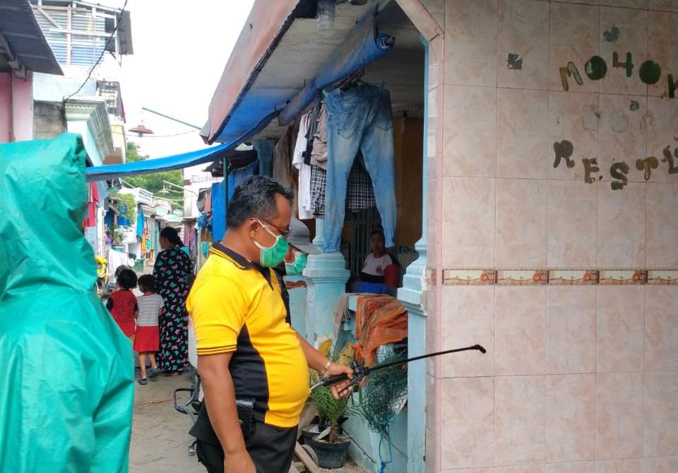 Babinkamtibmas Kedung Cowek Lakukan Penyemprotan Disinfektan di Pemukiman