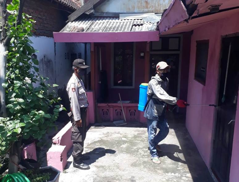 Babinkamtibmas Genting Kalianak & Satgas Linmas Lakukan Penyemprotan Disinfektan di Kampung-Kampung